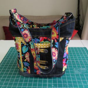 Slow Fashion skouer sak pdf patroon met geskrewe/foto en video aanwysings Afr & Eng  (Klaargemaakte grootte/ Finished size: 34cm H x 24cm W x 13.5cm D).